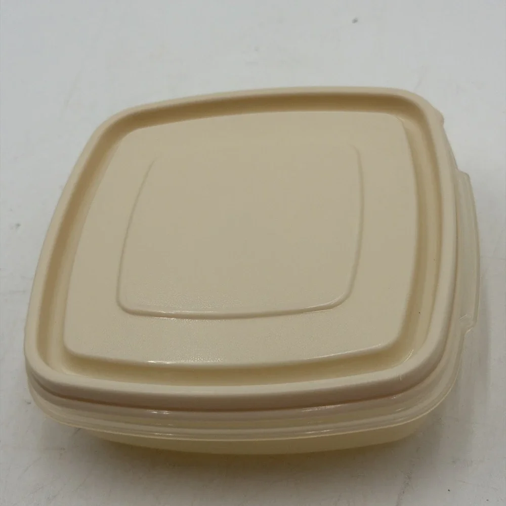 Rubbermaid Servin' Saver #1 Square 2 Cup Storage Container Sandwich Almond Lid